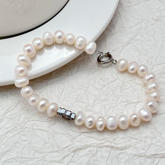 Tory Burch Elegant Pearl bracelet with Silver tory Burch logo with diamond - Picture 4 of 6